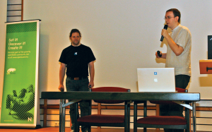 Abbildung 1: Gemeinsame Keynote zum Status und zur Zukunft des Linux-Desktops: Cornelius Schumacher (links, KDE) und Vincent Utz (Gnome).