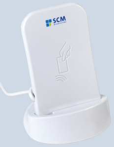 Abbildung 1: SCMs Kartenleser SCL011 holt sich kontaktlos Daten vom neuen elektronischen Personalausweis. Bei der Installation der Linux-Treiber lauern jedoch Fallen durch Symlink-Attacken.