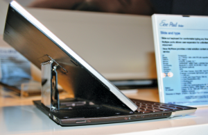 Abbildung 2: Ausziehbar: Der Android-basierte Slider von Asus versteckt seine Tastatur diskret unter dem Display.