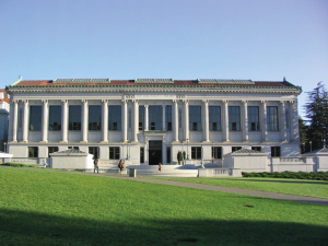 Abbildung 2: Die Bibliothek der University of California auf dem Campus in Berkeley. Nach diesem Ort ist das Unix-Derivat BSD benannt.