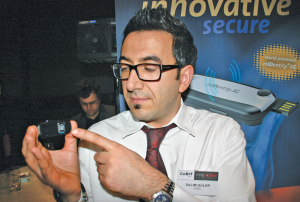 Abbildung 4: Salim Güler, Vice President für Corporate Communications bei Kobil, zeigt auf die Kartenhalterung im Onlinebanking-Stick.