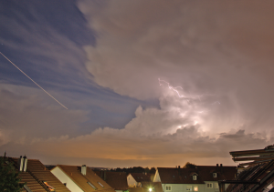Abbildung 2: Das unbearbeitete Beispielfoto – mit Standardeinstellungen aus den Raw-Daten importiert – mit den Lichtspuren des Flugzeug.