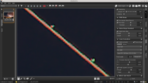 Abbildung 5: Die störende Lichtspur eines Flugzeugs in Aftershot Pro. Die chromatische Aberration des Objektivs erzeugt Pixelfehler, …