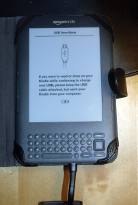 Abbildung 6: Mit dem USB-Stecker lässt sich der Kindle an eine Linux-Box anschließen.