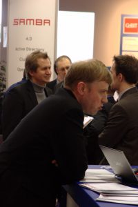 Samba 4 kann jetzt auch Server: Johannes Loxen von Sernet am Cebit-Stand.