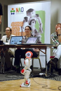 Abbildung 3: 57 Zentimeter, 5,7 Kilogramm – der Nao-Roboter spricht eindeutig Kindchenschema-Reflexe an, auch bei Entwicklern.