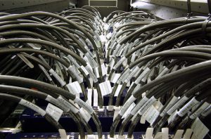 Schnelle (Infiniband-)Interconnects sind für hohe Durchsätze und niedrige Latenzen Pflicht. Foto: Dieter Both, Bull GmbH.