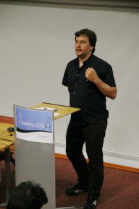 Aktuelle Konflikte in der KDE-Community nahm Mirko Boehm als Thema für seine Keynote.