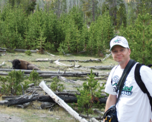 Abbildung 1: Der Autor mit Büffel auf freier Wildbahn im Yellowstone-Nationalpark.