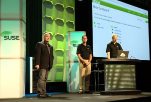Michael Miller (links) bei der Keynote, Cloud-Kollegen bauen live eine Suse-Cloud auf.