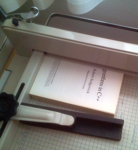 Abbildung 1: Eine so genannte Guillotine schneidet ritsch-ratsch den geklebten Buchrücken ab.