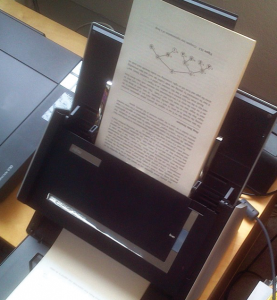 Abbildung 3: Der Scanner Fujitsu S1500 zieht die losen Buchseiten ein und führt einen OCR-Lauf aus.
