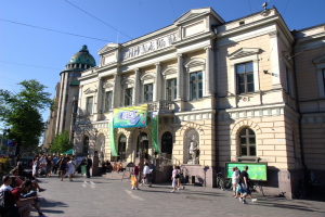 Abbildung 12: Vor dem Studentenhaus lernten sich Nils Torvalds und Anna Törnqvist kennen.