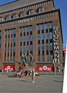Abbildung 14: Die drei Schmiede vor dem Stockmann-Kaufhaus warten auf eine Jungfrau.