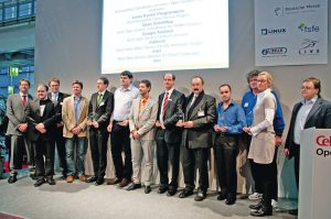 Abbildung 2: Die Preisverleiher, Preisträger und ihre Laudatoren von links nach rechts: Brian Osborn (Linux New Media AG), Klaus Knopper (Knoppix), Markus Feilner (Linux New Media AG), Jim Zemlin (Linux Foundation), Hans-Joachim Picht (Kernel/IBM), Keir Fraser (Xen), Rico Barth (Linux-Verband), Sven Anders (Openstreetmap), Wolfgang Rosenberg (Intel), Wladimir Palant (Firefox), Chris Hofman (Mozilla), Ines Wasner (Google), Kai Dupke (Novell).
