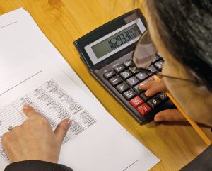 Abbildung 2: Aufwändig, aber Pflicht: Alle Kapitalgesellschaften müssen eine Bilanz erstellen. (Bernad, Fotolia.com)