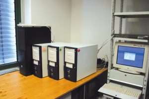 Abbildung 3: Damit sich nicht das Netzwerk als Flaschenhals erweist, wurden nur die drei Clients (Mitte) über einen Tiger-Gigabit-Switch von SMC (rechts, oberhalb des Monitors) mit dem Server (links) verbunden.