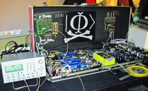 Abbildung 3: Aufbau des auf dem Kongress gezeigten MitM-Angriffs auf Quantenverschlüsselung. Das Gerät links ist der Puls-Generator, mit dessen Hilfe der Angreifer die Detektoren des Empfängers manipuliert.