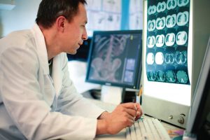 Abbildung 3: Der Arzt gehört zu den klassischen freien Berufen - doch der Informatiker? (Konstantin Sutyagin, Fotolia.com)