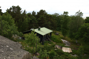 Abbildung 7: Veranda, Terrasse, Solarzellen, alles da. Fast schon luxuriös ist die Ausstattung der Hütte. hinterm Haus ist auch eine Süßwasserquelle.