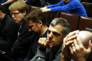 Not amused: Greg Kroah-Hartman schlägt die Hände vor den Kopf, Lennart Poettering hat kein Verständnis.
