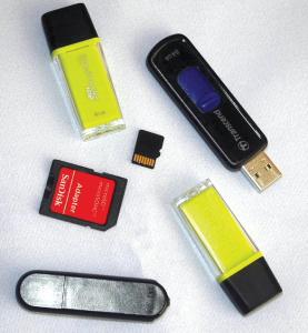 Abbildung 1: Verschieden große USB-Sticks und SD-Karten dienen kombiniert als Speichermedium.