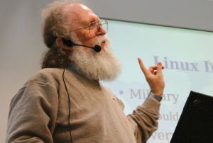 Abbildung 2: Linux-Haudegen Jon "Maddog" Hall verrät, wie man mit freier Software Geld verdient – und ein Mediacenter auf dem Raspberry Pi installiert.