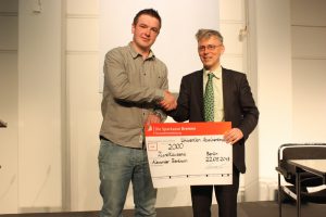 Erfolg mit Open-Source-Navigation: Alexander Bertram (links) empfängt das Preisgeld des Absolventenpreises 2013 von Univention-Geschäftsführer Peter Ganten.