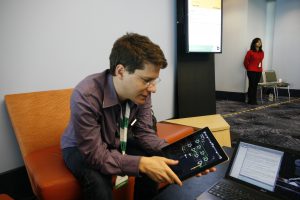Miguel de Icaza mit seinem I-Pad 2011.