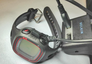 Abbildung 1: Der armbanduhrgroße GPS-Empfänger zeichnet beim Joggen die Geokoordinaten der zurückgelegten Strecke mit Zeitstempeln auf.