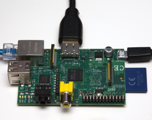 Abbildung 4: Programmierbar: Rechts vorne am Raspberry Pi sind die GPIO-Kontaktstifte zu sehen. Mit ihrer Hilfe können interessierte Hardware-Bastler eigenes Zubehör an den Minicomputer anschließen.