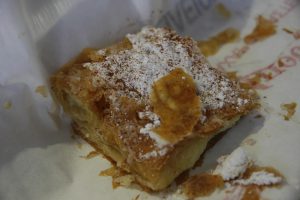 Eine Spezialität aus Thessaloniki: Mpougatsa - Sahne, Käse, Zucker und Blätterteig