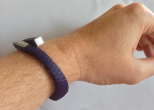Abbildung 1: Der Armreif Jawbone Up schließt aus den Bewegungen des Trägers auf dessen Aktivität.