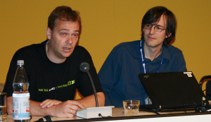 Abbildung 2: KDE-Gründer Matthias Ettrich auf dem Linuxtag 2007, hier links neben Tux-Designer und Gnome-Entwickler Larry Ewing.