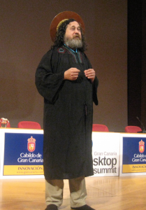 Abbildung 3: Sympathisch-kauzig oder eher peinlich? Emacs-Erfinder Richard Stallman inszeniert sich auf dem Desktop Summit 2009 als St. IGNUcius von der Kirche des Emacs.