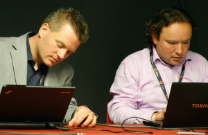 Abbildung 5: Georg Greve (links) und Hans de Raad zeigten im Kolab-3.1-Workshop, wie einfach die Installation der Groupware jetzt auch auf Suse gelingt.