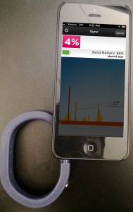 Abbildung 5: Steckt der Audiostecker des Armbands in der Buchse des Smartphones, während die Up-App läuft, überträgt sie die Daten.