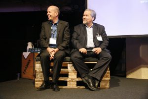 Auf Paletten: Rafael Laguna und Phil Zimmermann bei der Podiumsdiskussion.