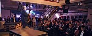 Abbildung 3: Phil Zimmermann bei seiner Keynote im zum Konferenzzentrum umgebauten Frachtraum. Viele Fragen aus dem Publikum drehten sich um Prism, aber auch darum, warum seine Firma Silent Circle alle E-Mail-Dienste einstellte.