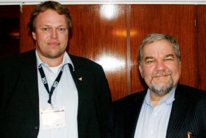 Abbildung 5: In der Kapitänskajüte hoch oben neben der Brücke traf sich Phil Zimmermann (rechts) zum Gespräch mit Linux-Magazin-Redakteur Markus Feilner.