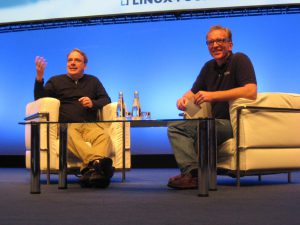 Scherzten mit dem Publikum der Linuxcon Europe: Linus Torvalds (links) und Dirk Hohndel.