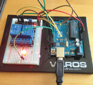 Abbildung 1: Versuchsaufbau der Schaltung mit Arduino, Leuchtdiode und netzspannungstauglichem Relaisboard.
