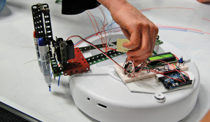 Abbildung 2: Ein Irobot Create, mit dem Controller-Board Arduino Diecimila, einem Metallbaukasten und Filzstiften zum Plotter aufgerüstet.