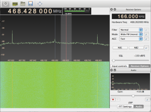Abbildung 2: Gqrx stellt die Daten in einer Wasserfallgrafik dar.