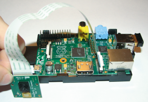 Abbildung 2: Neben dem Ethernet-Connector sitzt der Anschluss für die Picam, er ist etwa 15 Millimeter breit und von einem Deckel geschützt.