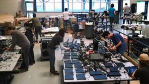 Schüler und das IT-Team bereiten die Ubuntu-Laptops vor. (Bildquelle: http://www.pennmanor.net/techblog)