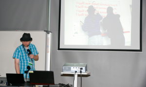 Abbildung 2: Open Suses Community-Manager Jos Poortvliet – hier bei einem Vortrag in Thessaloniki – ist zugleich Mitglied des KDE-Marketing-Teams und bloggt gerne über die kommenden Frameworks.