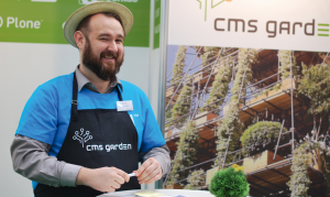 Abbildung 2: Im CMS Garden in Halle 5 stellen sich freie Contentmanagement-Systeme vor, wie hier Drupal in Person des CMS-Gärtners Daniel Andrisek.