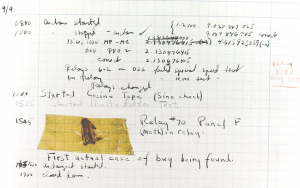 Abbildung 3: Computerpionierin Grace Hopper erfand nicht nur Cobol, sondern auch das Debugging. Das Changelog von 1947 mit ihrem ersten gefunden Bug ist erhalten geblieben und steht heute im Archiv der US-Marine.