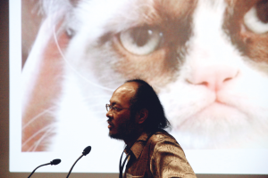 Abbildung 8: Auch wenn das Grumpy-Cat-Bild am Ende seiner Präsentation nichts Gutes vermuten ließ, blieb der Open-LDAP-Entwickler Howard Chu für Fragen nach seinem Vortrag doch aufgeschlossen.